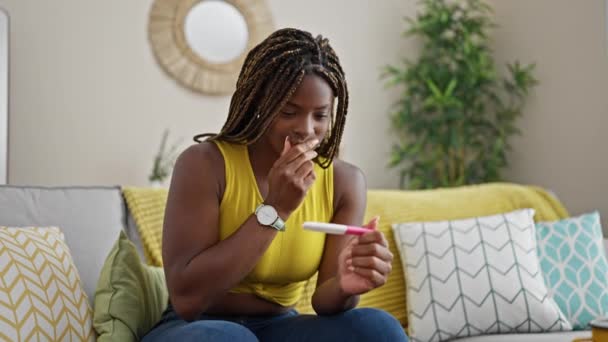 Mujer Afroamericana Sonriendo Confiada Sosteniendo Prueba Embarazo Casa — Vídeo de stock