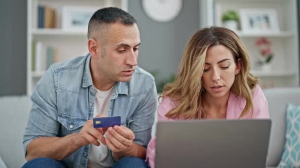 Hombre Mujer Pareja Compras Con Ordenador Portátil Tarjeta Crédito Sentado — Vídeo de stock