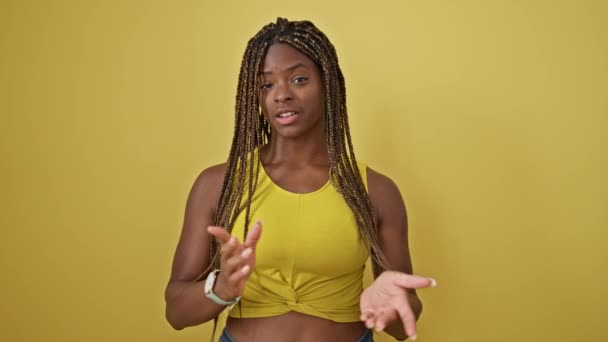 Femme Afro Américaine Souriante Confiante Parlant Sur Fond Jaune Isolé — Video