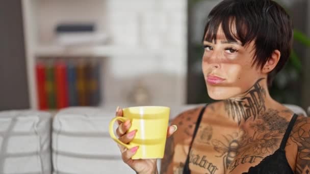 Молодая Красивая Латиноамериканка Нижнем Белье Сидит Диване Держа Чашку Кофе — стоковое видео