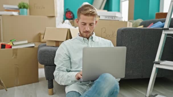 Młody Biały Człowiek Pomocą Laptop Siedzi Podłodze Nowy Dom — Wideo stockowe