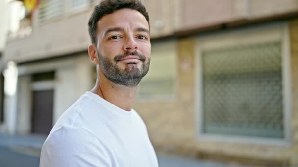 Junger Hispanischer Mann Lächelt Selbstbewusst Auf Der Straße — Stockvideo