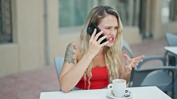 Νεαρή Ξανθιά Γυναίκα Που Μιλάει Στο Smartphone Διαφωνώντας Στη Βεράντα — Αρχείο Βίντεο