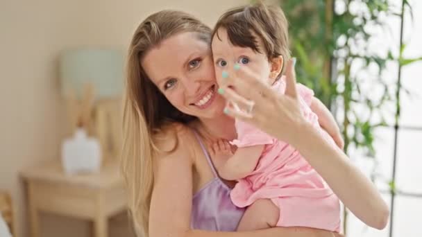 Mãe Filha Sentados Cama Abraçando Uns Aos Outros Quarto — Vídeo de Stock
