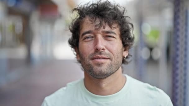 Jonge Spaanse Man Glimlacht Vol Zelfvertrouwen Doet Stille Gebaren Straat — Stockvideo