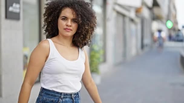 Genç Güzel Spanyol Bir Kadın Gülümsüyor Kollarını Kavuşturup Caddede Duruyor — Stok video