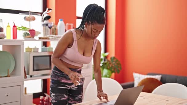 Africano Americano Mulher Usando Laptop Água Potável Sala Jantar — Vídeo de Stock