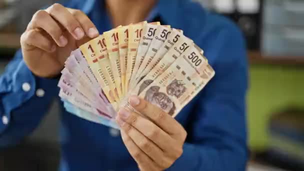 Ung Latinamerikan Man Företagare Som Innehar Mexikanska Pesos Sedlar Kontoret — Stockvideo