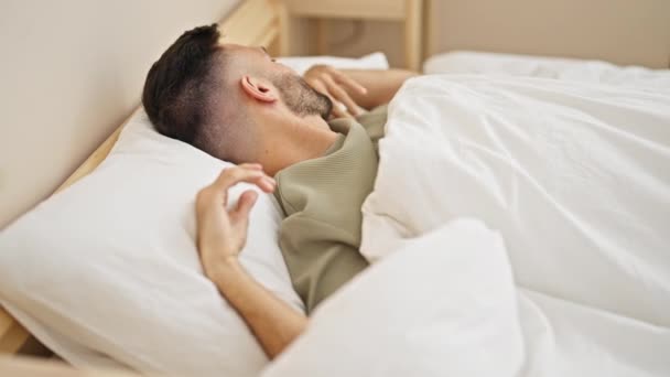 寝室で不眠症に苦しんでいるベッドに横たわる若いヒスパニックの男 — ストック動画