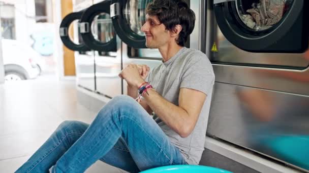 Genç Spanyol Adam Gülümsüyor Çamaşırhanede Çamaşırları Yıkıyor Dans Ediyor — Stok video
