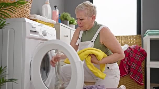 Orta Yaşlı Gri Saçlı Gülümseyen Kendine Güvenen Çamaşır Odasında Baş — Stok video