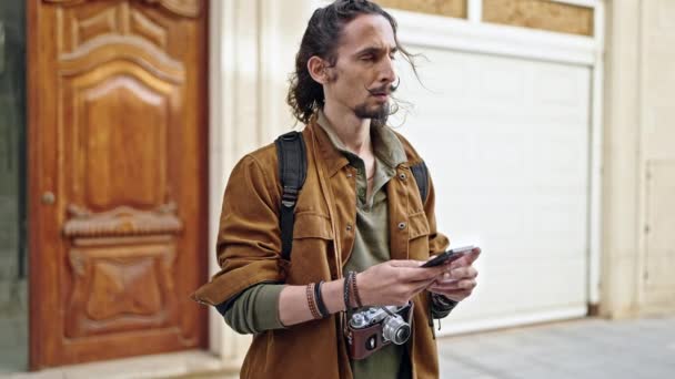 Ung Latinamerikansk Man Turist Med Smartphone Tittar Titta Gatan — Stockvideo