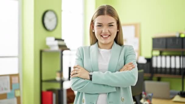 Młoda Blondynka Kobieta Biznes Pracownik Uśmiecha Się Pewnie Biurze — Wideo stockowe