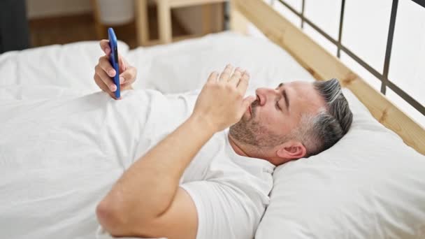 Ősz Hajú Férfi Megáll Használni Okostelefon Aludni Ágyban Hálószobában — Stock videók