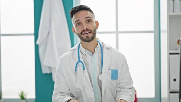 Jovem Hispânico Homem Médico Tendo Consulta Médica Tomar Notas Clínica — Vídeo de Stock