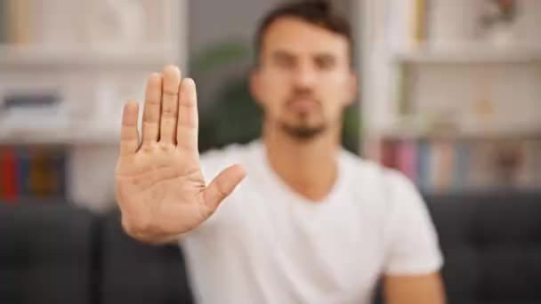 Νεαρός Ισπανόφωνος Κάνει Στάση Χειρονομία Χέρι Κάθεται Στον Καναπέ Στο — Αρχείο Βίντεο