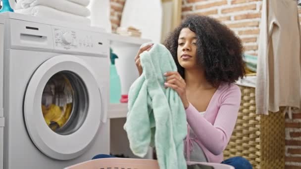 Mujer Afroamericana Lavando Ropa Oliendo Toalla Limpia Lavandería — Vídeos de Stock