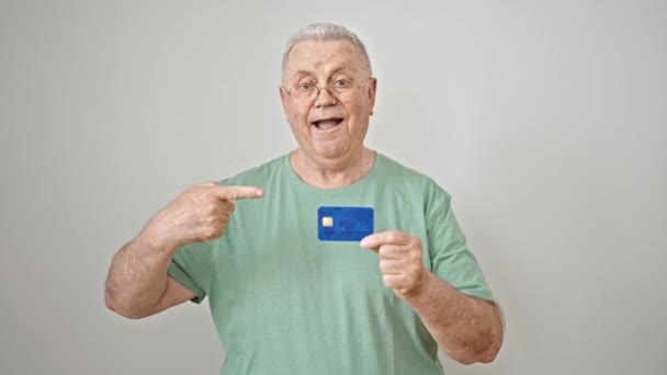 Średni Wiek Siwowłosy Mężczyzna Uśmiecha Się Pewnie Wskazując Kartę Kredytową — Wideo stockowe