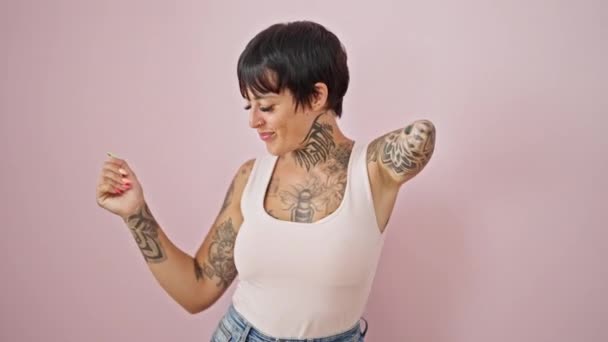 Hispanic Kvinna Med Amputerad Arm Ler Säker Dans Över Isolerade — Stockvideo