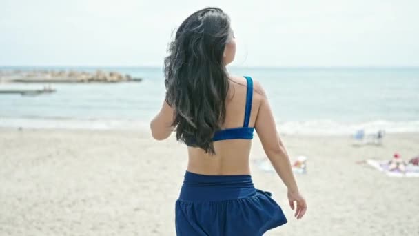 Ung Kinesisk Kvinna Turist Bär Bikini Kamma Hår Står Bakåt — Stockvideo