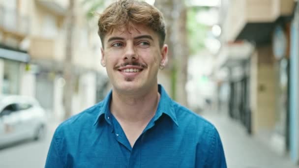 Sokakta Kendinden Emin Gülümseyen Spanyol Genç Adam — Stok video