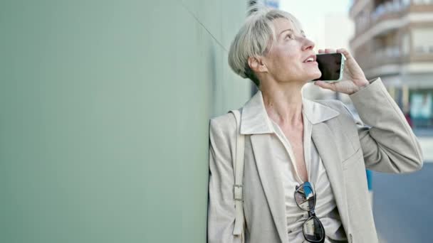 Blonde Frau Mittleren Alters Lächelt Selbstbewusst Und Spricht Auf Der — Stockvideo