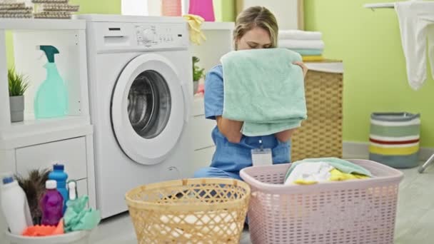 Joven Mujer Rubia Limpiadora Profesional Oliendo Toalla Limpia Sala Lavandería — Vídeos de Stock