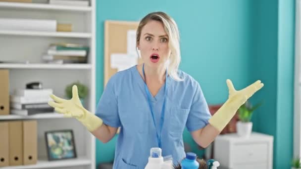Junge Blonde Frau Professionelle Reinigungskraft Wütend Und Schreit Büro — Stockvideo