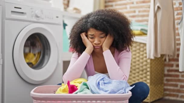 Femme Afro Américaine Laver Les Vêtements Regardant Bouleversé Buanderie — Video