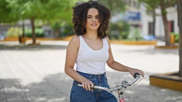 Νέα Όμορφη Ισπανόφωνη Γυναίκα Ιππασία Ποδήλατο Κάνει Αντίχειρα Μέχρι Χειρονομία — Αρχείο Βίντεο