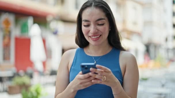 Joven Hermosa Mujer Hispana Usando Smartphone Celebrando Calle — Vídeos de Stock