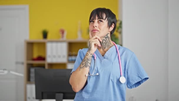 Spanierin Mit Amputiertem Arm Steht Mit Zweifelhaftem Gesichtsausdruck Klinik — Stockvideo