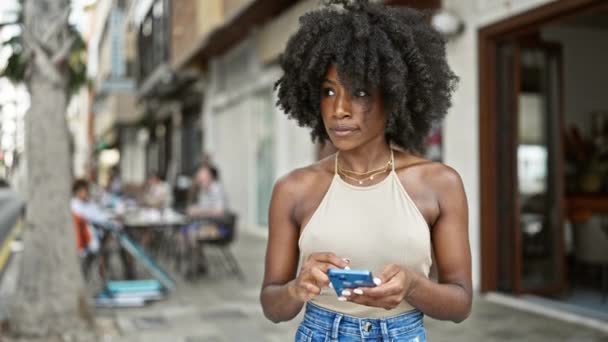 Sokakta Akıllı Telefon Kullanan Afro Amerikalı Kadın — Stok video