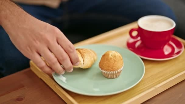 Jonge Spaanse Man Ontbijten Praten Smartphone Glimlachen Thuis — Stockvideo