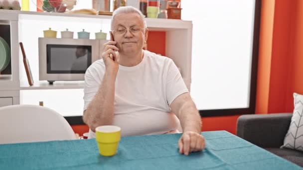 Hombre Pelo Gris Mediana Edad Hablando Teléfono Inteligente Sentado Mesa — Vídeos de Stock