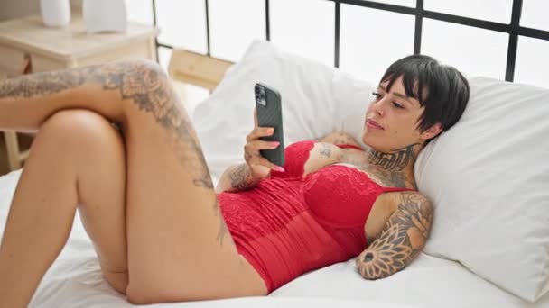 在卧室里 身穿内衣裤 被截肢的西班牙妇女用智能手机躺在床上 — 图库视频影像