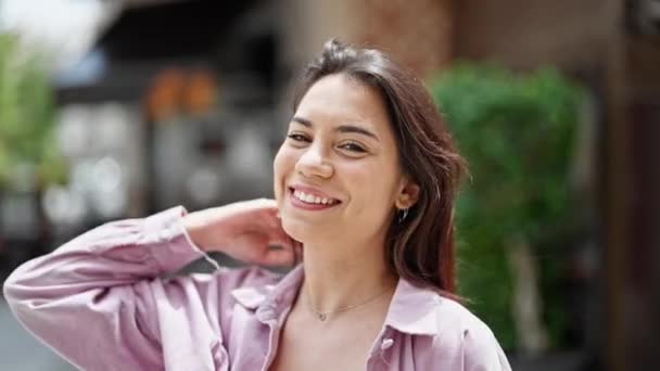 Genç Güzel Spanyol Bir Kadın Gülümsüyor Kendine Güveni Tam Saçlarını — Stok video