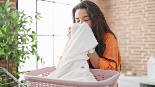 Joven Hermosa Mujer Hispana Oliendo Ropa Limpia Sonriendo Lavandería — Vídeo de stock