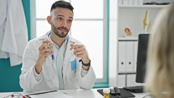 Ένας Νεαρός Ισπανός Γιατρός Κάνει Χειραψία Τον Ασθενή Στην Κλινική — Αρχείο Βίντεο