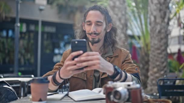 Junger Hispanischer Tourist Sitzt Mit Smartphone Tisch Auf Café Terrasse — Stockvideo