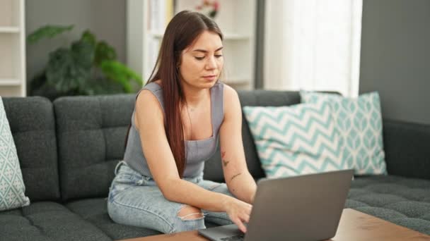 Jovem Bela Mulher Hispânica Usando Laptop Sentado Sofá Casa — Vídeo de Stock