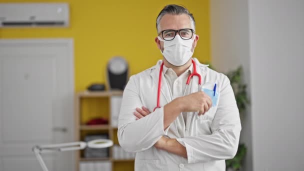 Kır Saçlı Doktor Kolları Çapraz Hareketlerle Klinikte Maskesini Çıkarıyor — Stok video