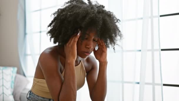 Mujer Afroamericana Que Sufre Dolor Cabeza Sentada Sofá Casa — Vídeos de Stock