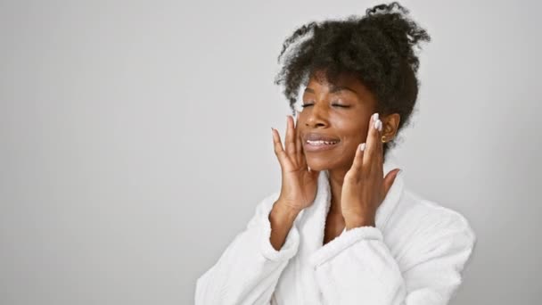Mujer Afroamericana Que Usa Albornoz Masajeando Cara Sobre Fondo Blanco — Vídeo de stock