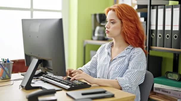 Joven Pelirroja Trabajadora Negocios Usando Computadora Trabajando Oficina — Vídeos de Stock
