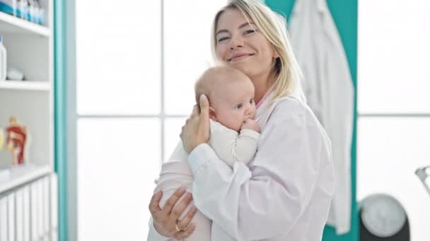 Moeder Dochter Kinderarts Knuffelen Elkaar Glimlachend Kliniek — Stockvideo