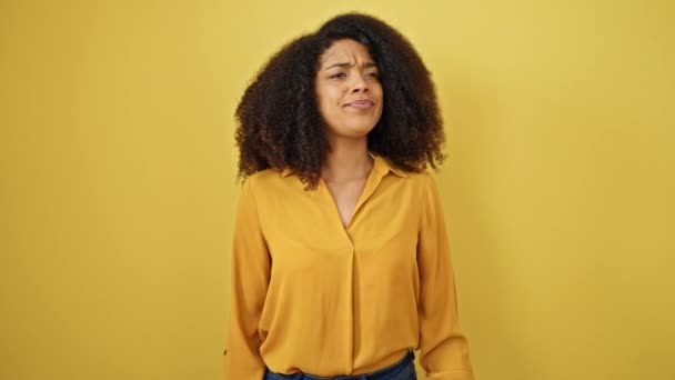 Mujer Afroamericana Buscando Alguien Que Diga Hola Con Mano Sobre — Vídeos de Stock