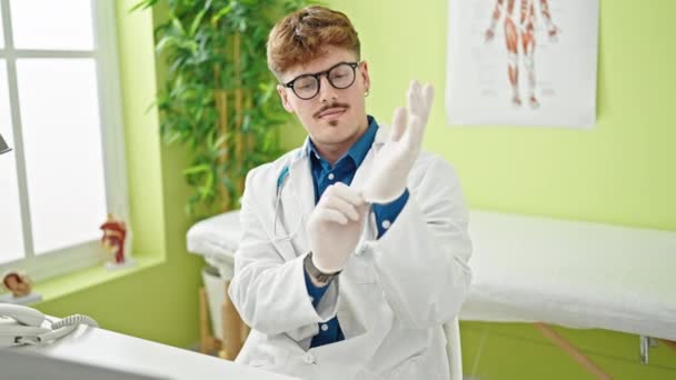 Jovem Hispânico Homem Médico Usando Luvas Sorrindo Clínica — Vídeo de Stock
