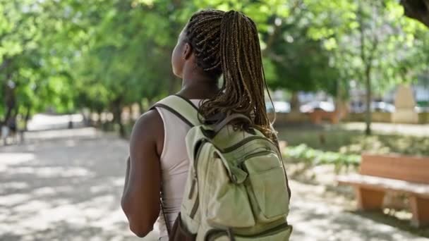 Turista Afroamericana Con Mochila Sonriendo Parque — Vídeo de stock