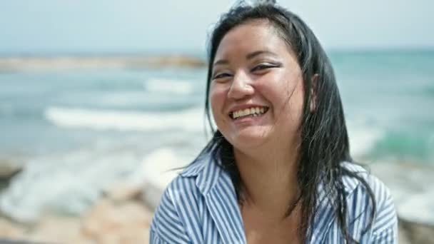 Junge Chinesische Touristin Kämmt Meer Lächelnd Die Haare — Stockvideo
